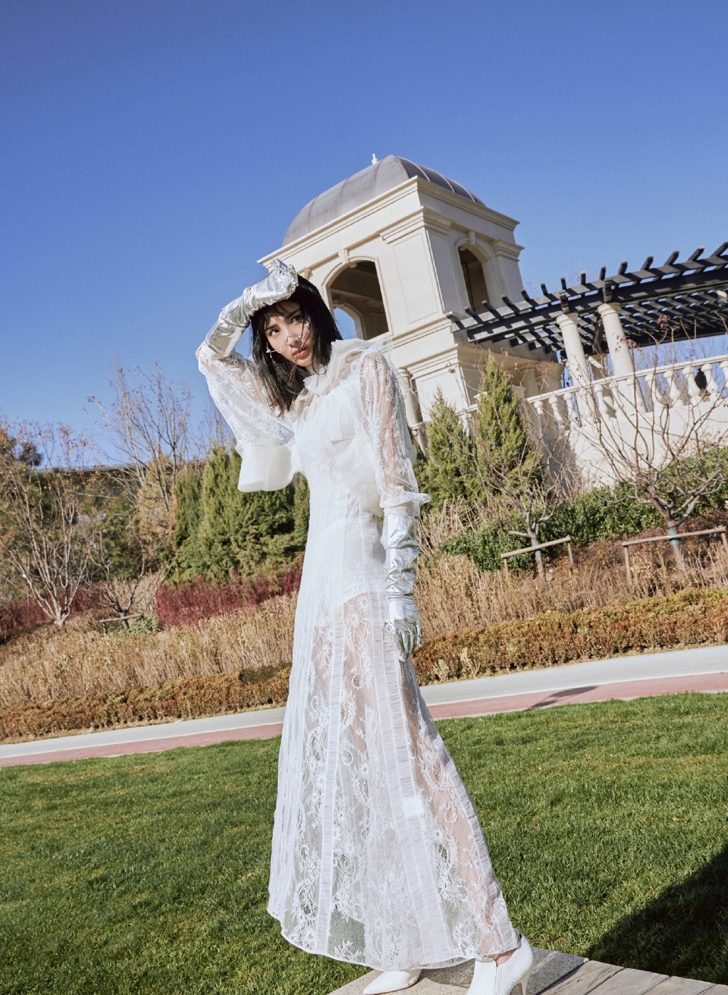 她与张艺兴主演《黄金瞳》,今穿印花衬衫牛仔裤,扣错扣子好个性