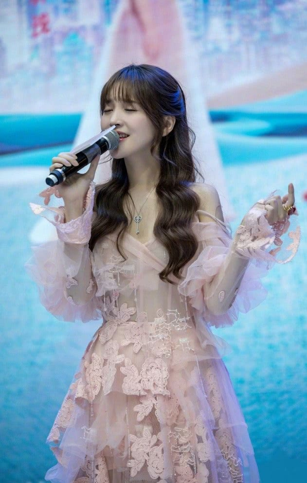 金莎穿"蚊帐裙",35岁美如少女,手指的"红石榴"却成了亮点