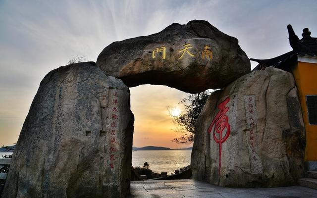 悦岭庵,杨枝庵,南天门等   明代文学家屠隆有咏"普陀十二景"诗:梅