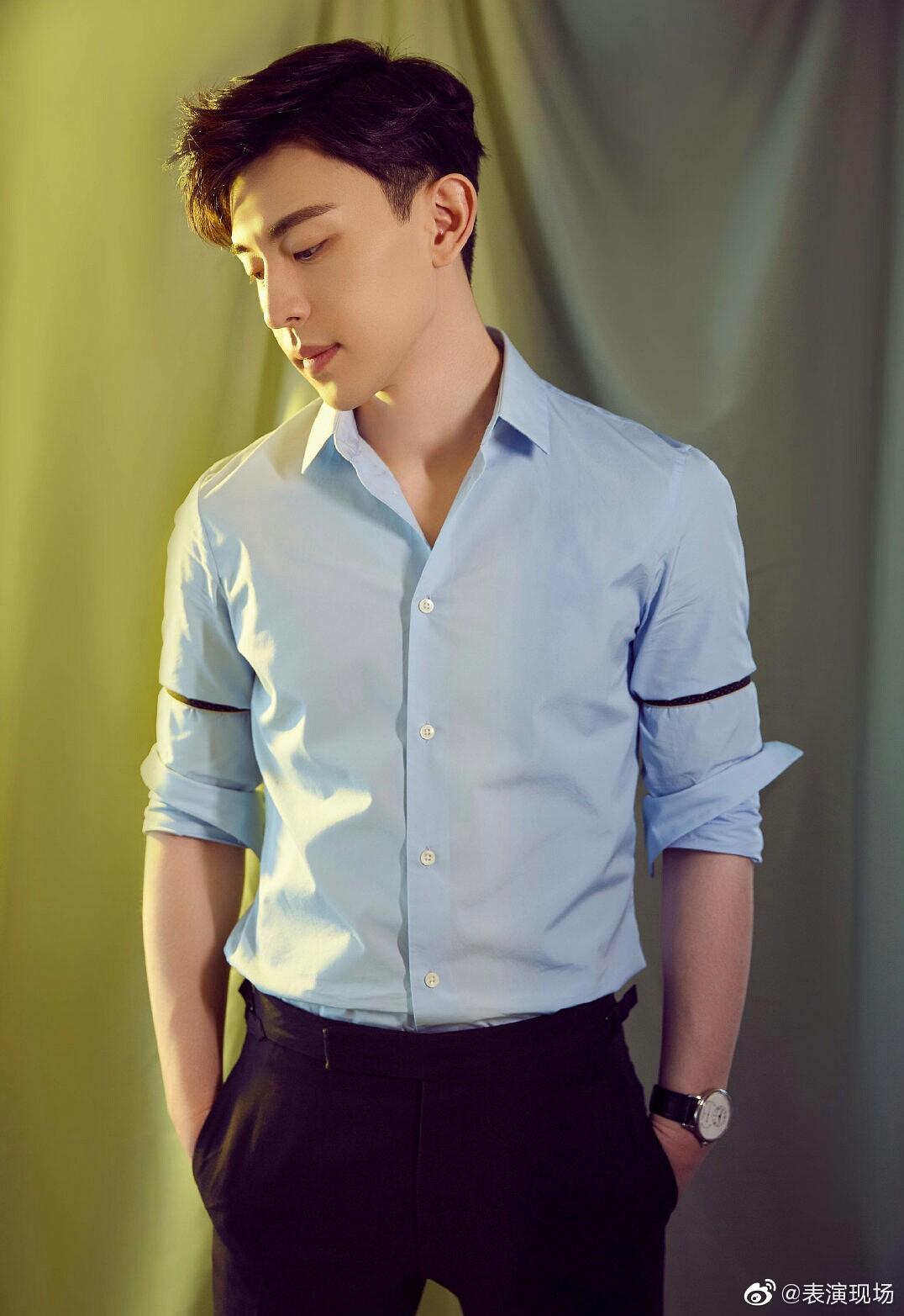 邓伦应该是娱乐圈最喜欢戴袖箍的男艺人了吧袖箍把衬衣变得更时尚