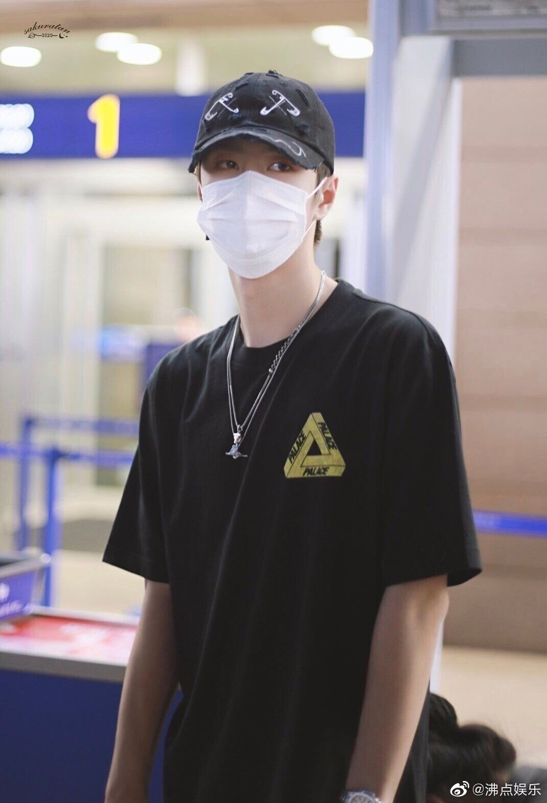王一博成都机场到达look全黑造型酷劲十足