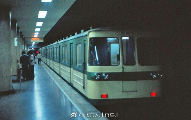 1983年的北京地铁:座位布局像公交,丝毫不见拥挤