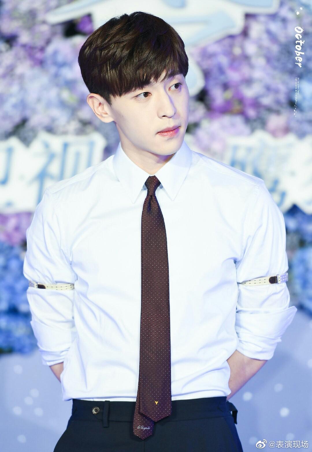 邓伦应该是娱乐圈最喜欢戴袖箍的男艺人了吧袖箍把衬衣变得更时尚