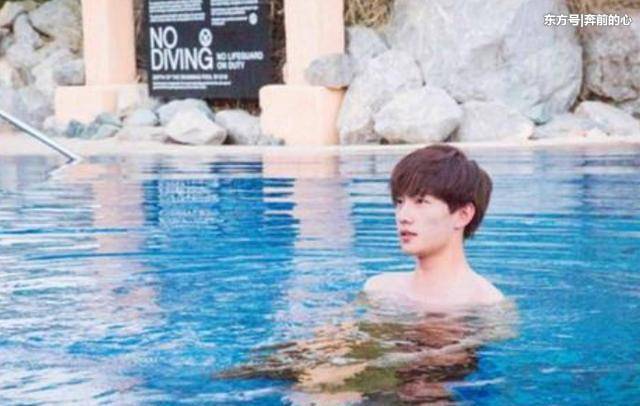 男明星游泳照:张艺兴狗刨式,易烊千玺安静和谐,井柏然童心未泯