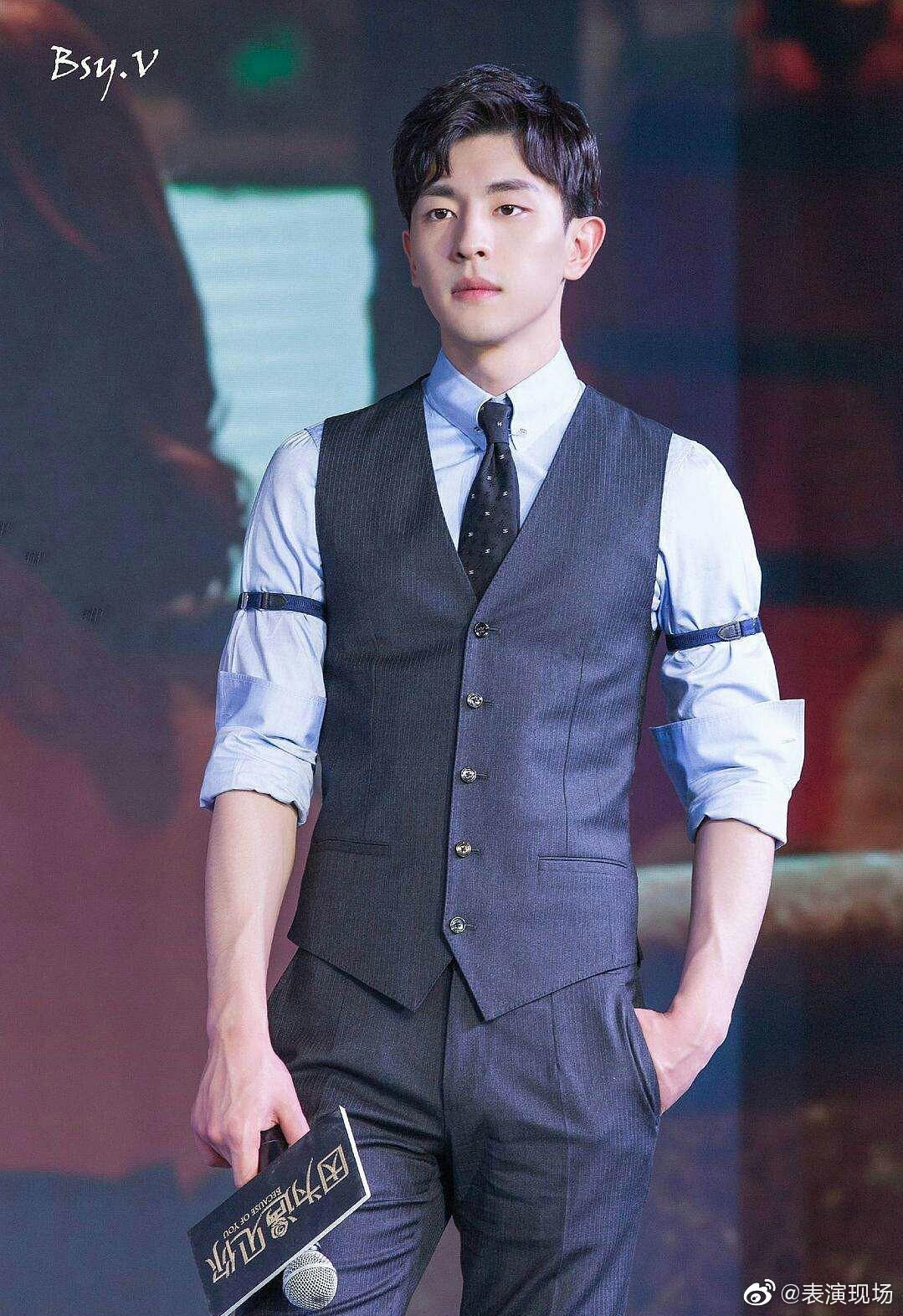 邓伦应该是娱乐圈最喜欢戴袖箍的男艺人了吧袖箍把衬衣变得更时尚