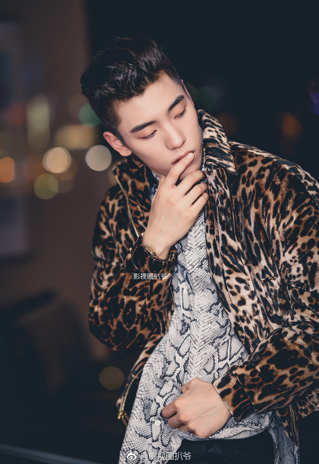 有网友截取了王子异在某综艺节目即兴表演的舞