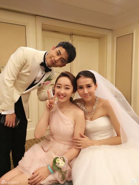 22岁关晓彤变白后挑战v领礼服,旁边郑恺一下红了脸,鹿晗眼光牛