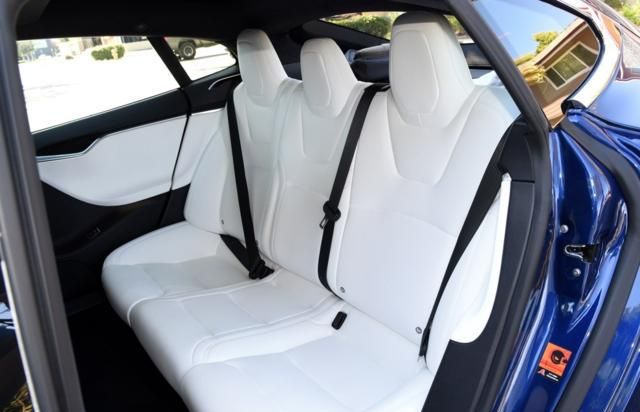 特斯拉models坐在后排做体验的时候,头部约有4指空间,而腿部则有一拳