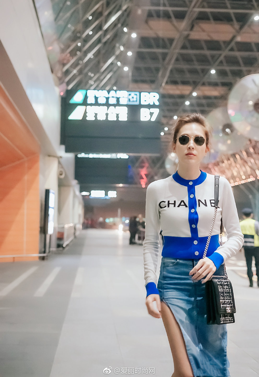 近日,许玮甯身着蓝白开襟毛衣搭配搭配高开叉牛仔裙现身机场