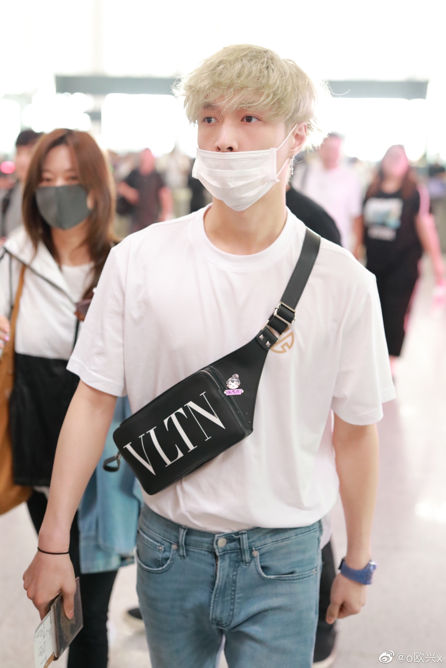 张艺兴机场饭拍北京76波士顿白色羊蹄t恤浅色牛仔裤黑色小胸包