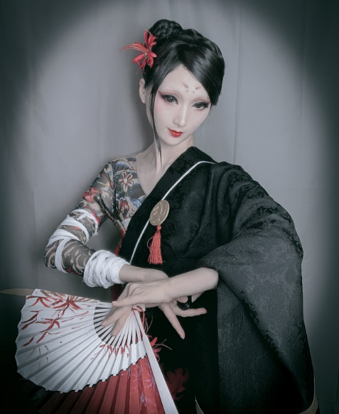 小姐姐cos红蝶,花臂衬衣不算啥看到卸妆后,网友:是个狼人