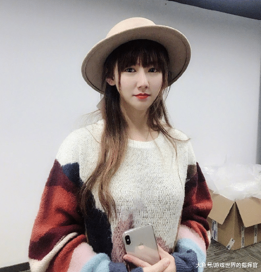 美女主播小苍心态爆炸发自拍被粉丝称为男孩满脸问号不知所措