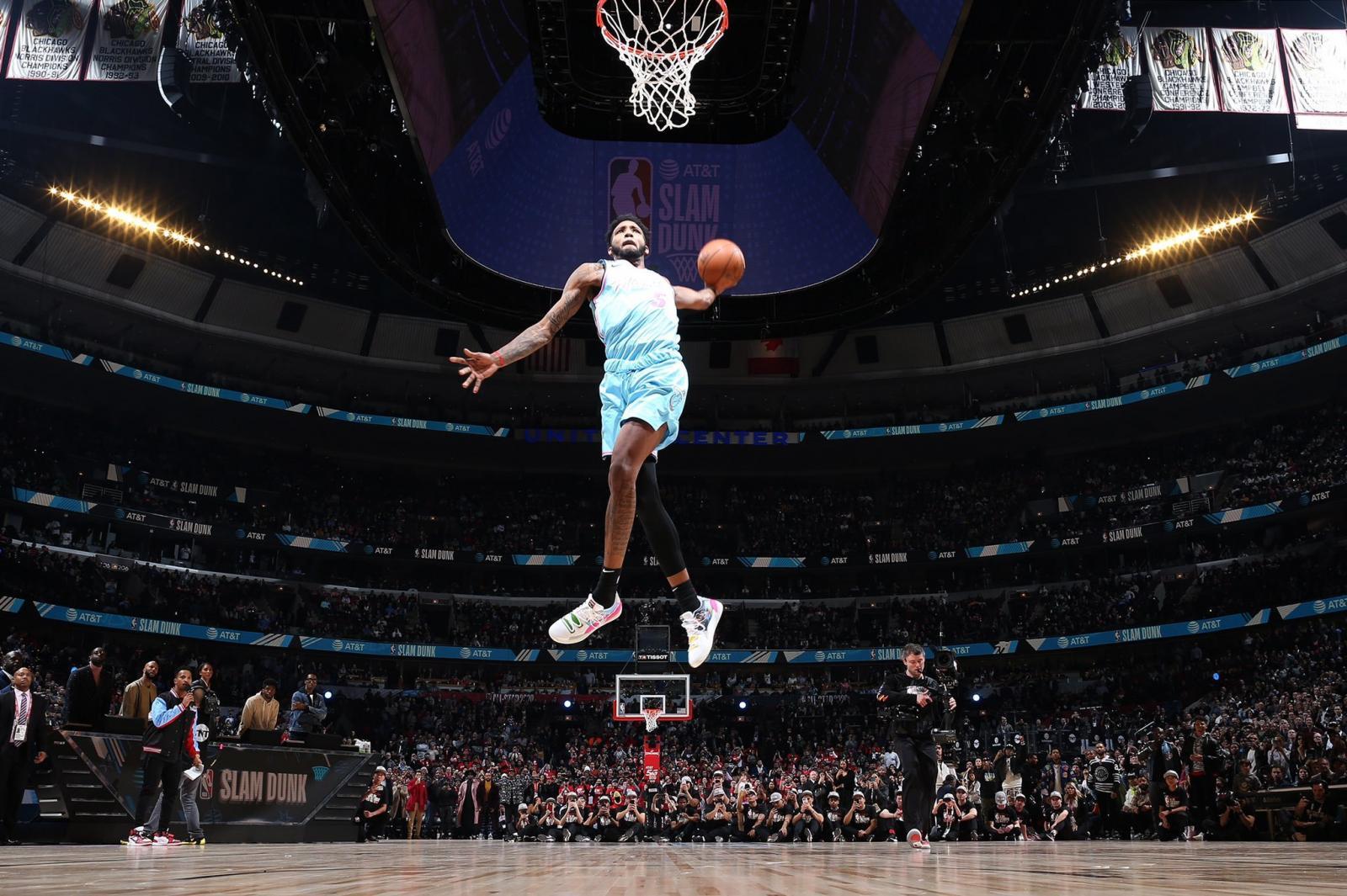 小德里克·琼斯脚踩 puma clyde hardwood 捧起扣篮大赛冠军奖杯