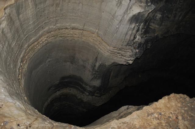 世界未解之谜:希腊海边存在一个无底洞,每天进水3000吨还不见底