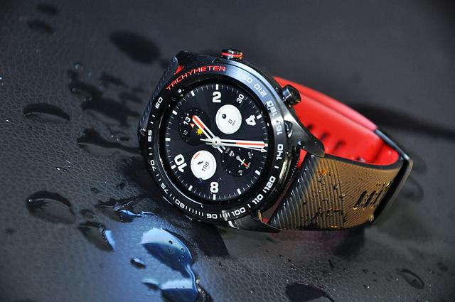 先不要急着送圣诞礼物,荣耀手表magic深海蓝陶瓷版明日发布