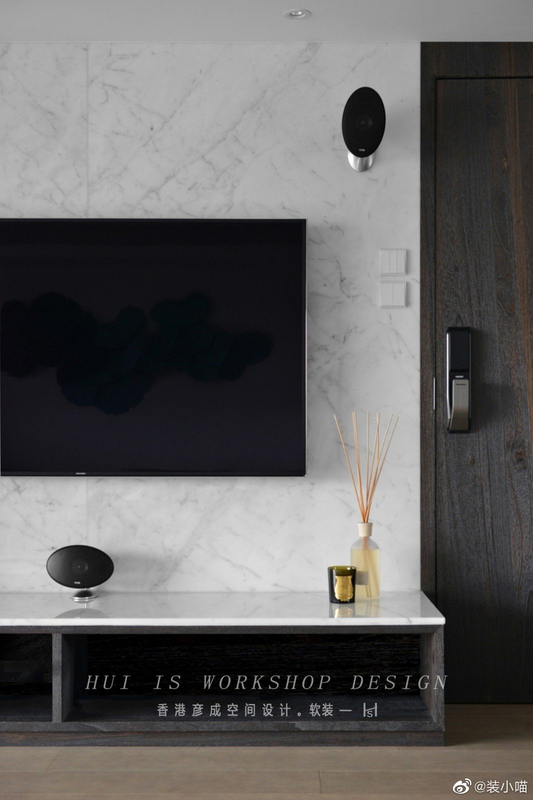 大面积采用了白色以及木饰面的材质 让空间看起来尽量干净利落