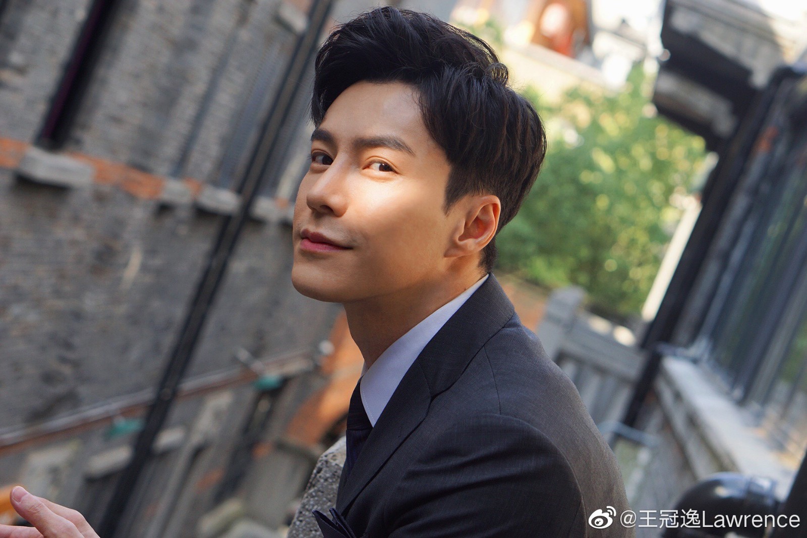 化身文艺型男王冠逸晒片场照暖心配文撩动粉丝