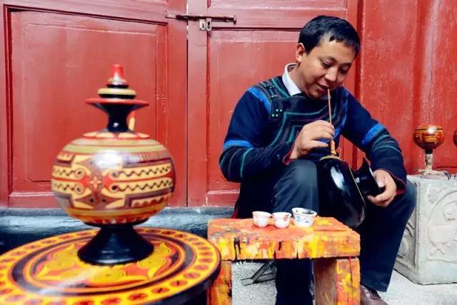 在凉山彝族长街宴遇上三碗酒喝酒之前我被酒杯吓到了