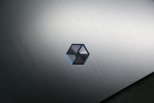 简单的a面设有一个金属拉丝的机械革命品牌logo,虽然不会发光,但质感