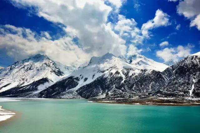 米堆冰川靠近川藏公路,规模大,进入方便,特征典型,类型齐全,以发育