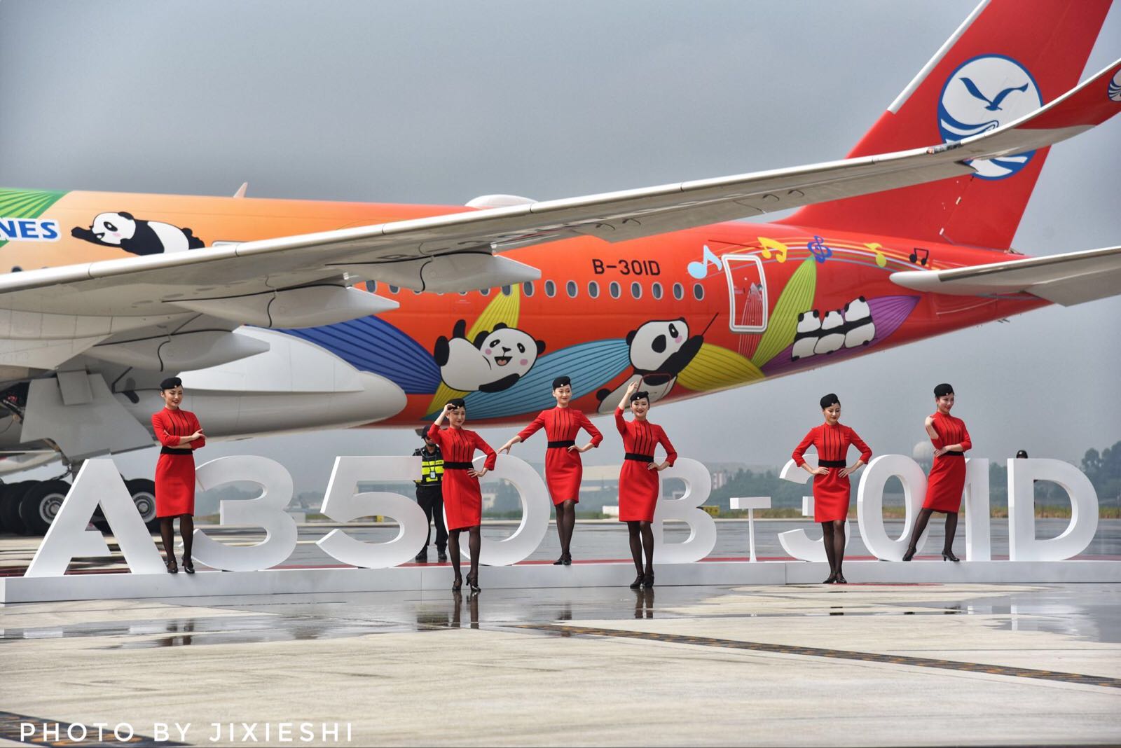 四川航空的首架熊猫彩绘a350飞机将于12月22日起执飞成都=奥克兰航线