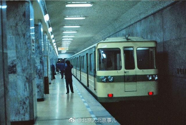 1983年的北京地铁:座位布局像公交,丝毫不见拥挤