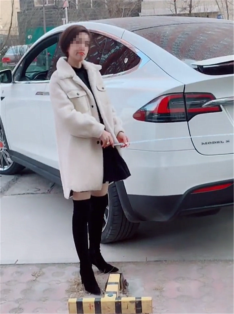 118万特斯拉现衡水,女车主倒车时看影像不行,还下车用尺量!