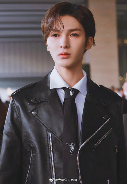 看着普普通通的白衬衫,只要爱豆一戴上领带,禁欲的气质立刻涌现