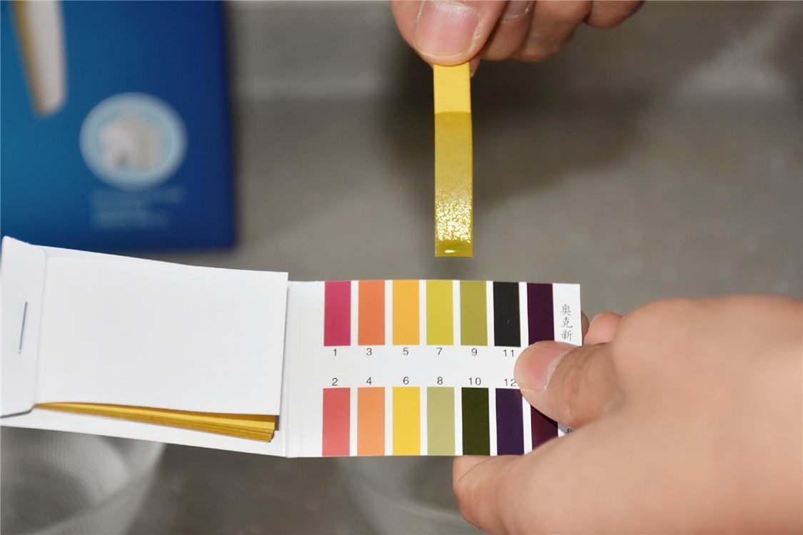 我们使用ph试纸对水中ph值进行了测试,第二张图是过滤前的自来水ph值