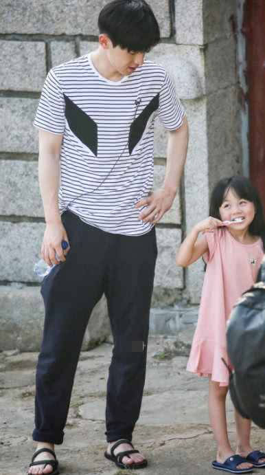 邓伦和小山竹时隔1年再同框录节目,小山竹身着古装扮公主,超萌