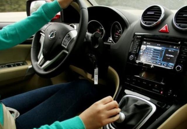 帮我们学车就知道手动挡一档起步,但是有不少车主直接在二档起步,认为