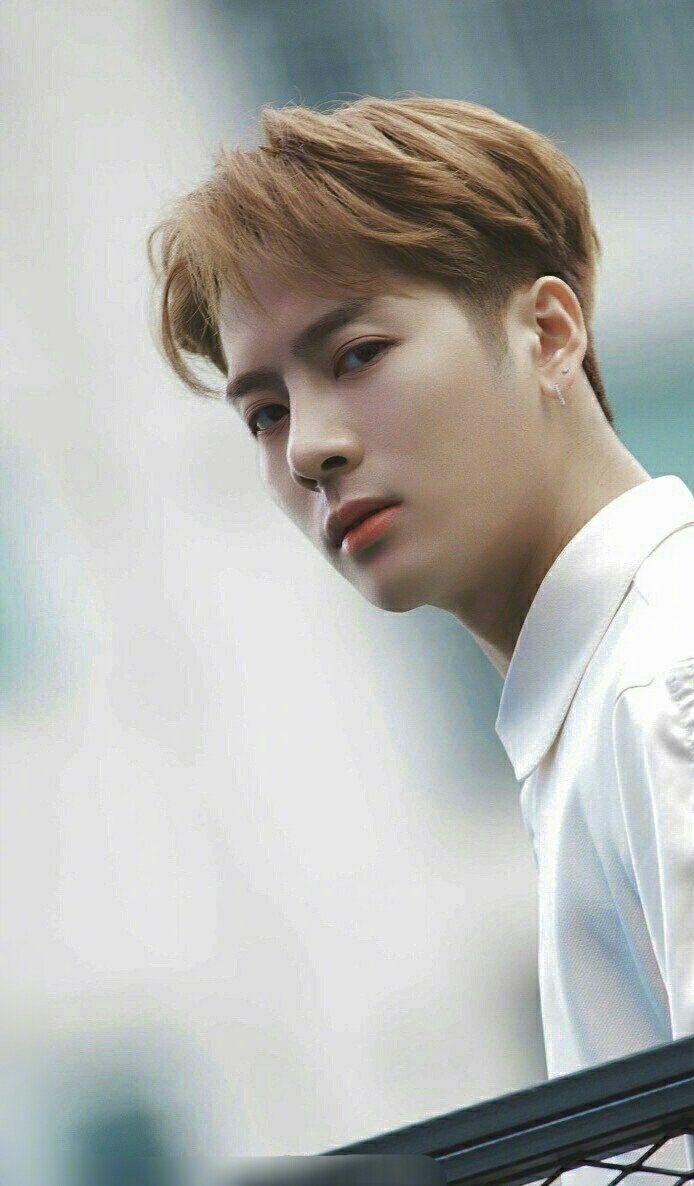 王嘉尔三观超正,温柔又有担当,可爱帅气还会开车 大眼睛