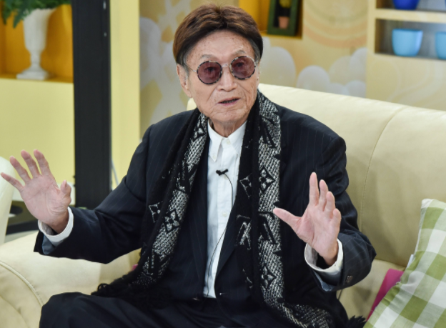 曾因春晚走红50岁与17岁少女相恋让自己妻子照顾怀孕的少女