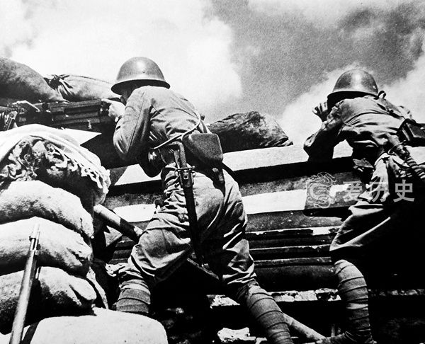 淞沪会战老照片日军没想到打得如此艰难中国军队坦克都用上了