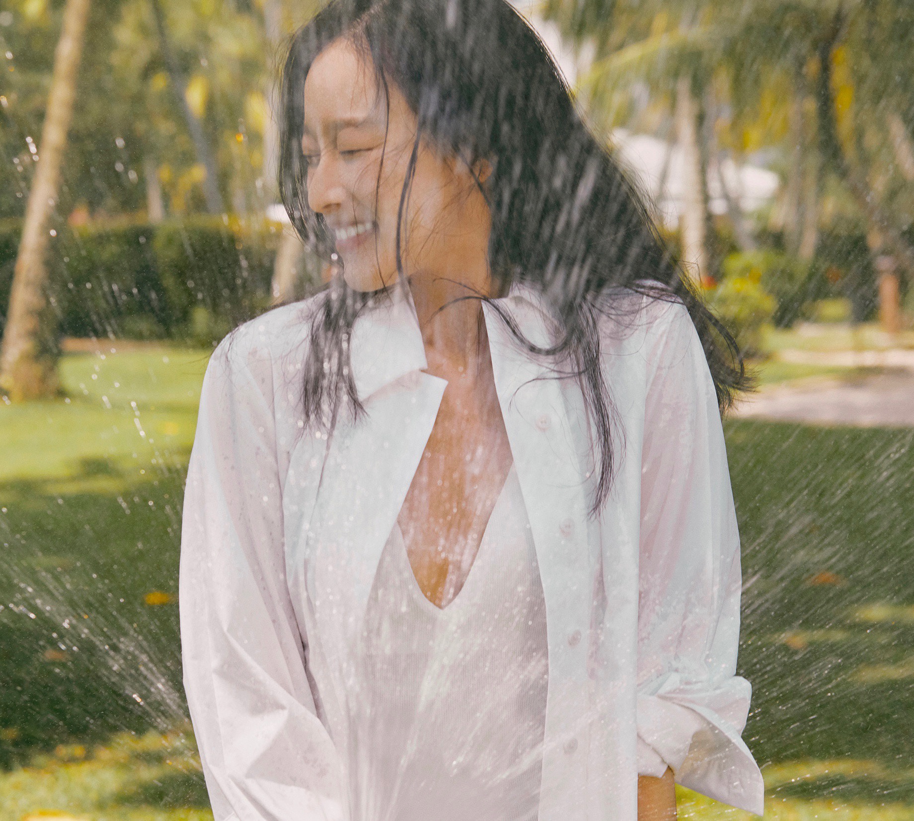 白衬衫,湿发加上超有感染力的笑容,不要太美啊