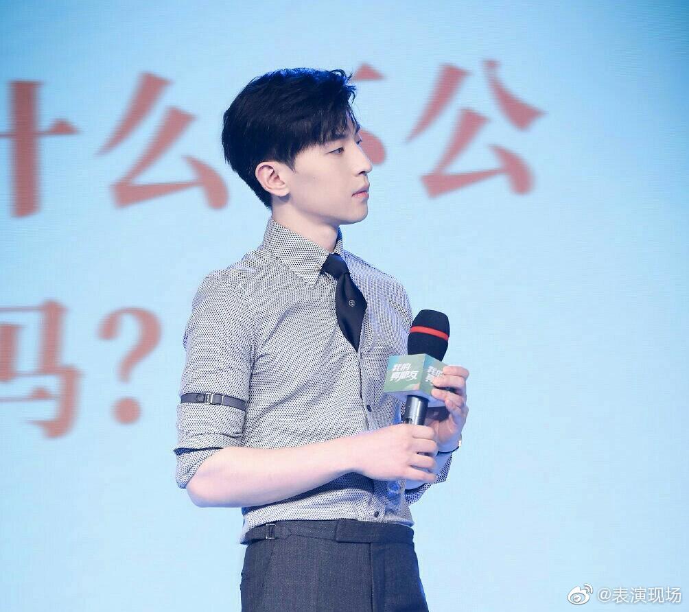 邓伦应该是娱乐圈最喜欢戴袖箍的男艺人了吧袖箍把衬衣变得更时尚