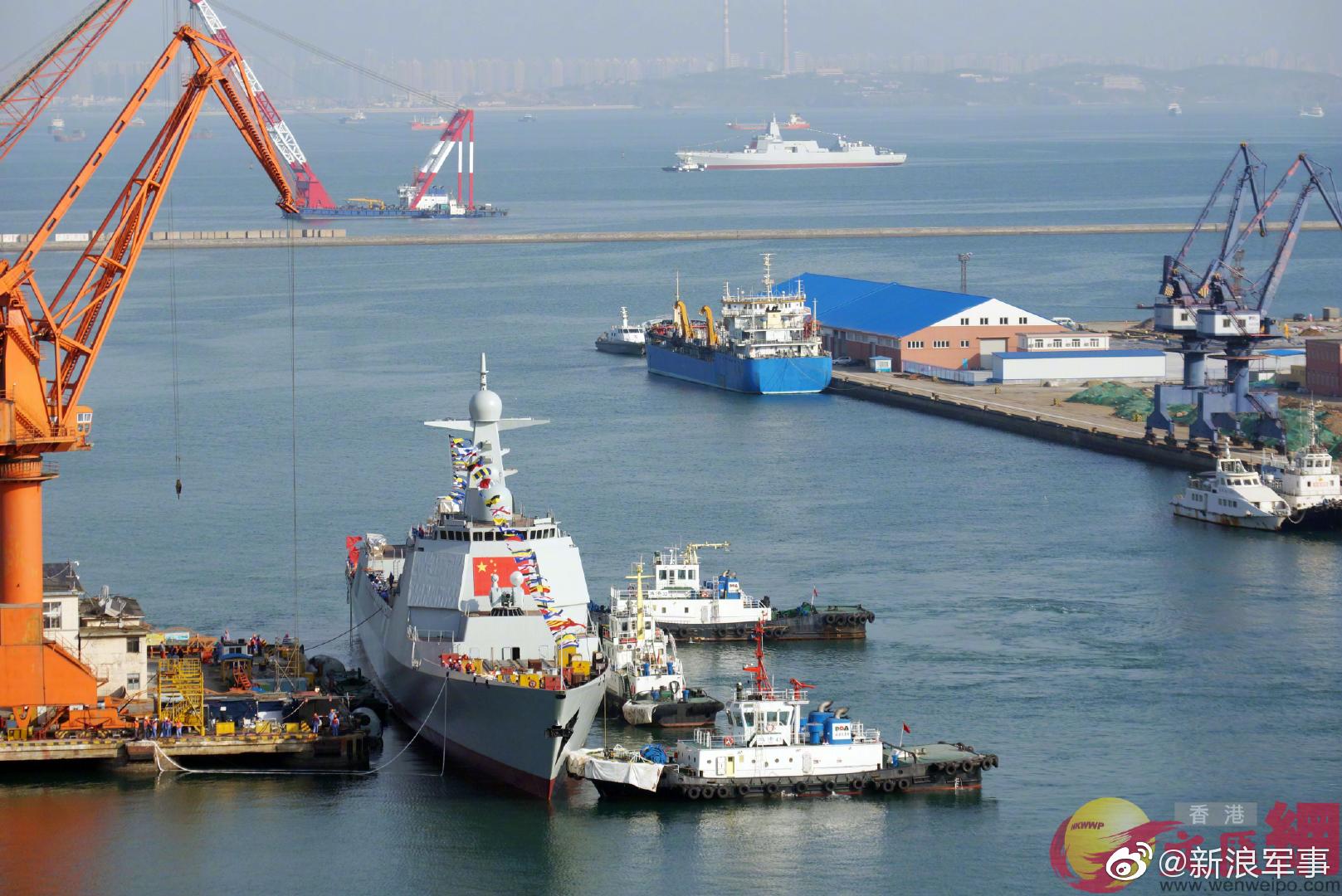 现场高清图:大连055和052D双盾舰同时下水