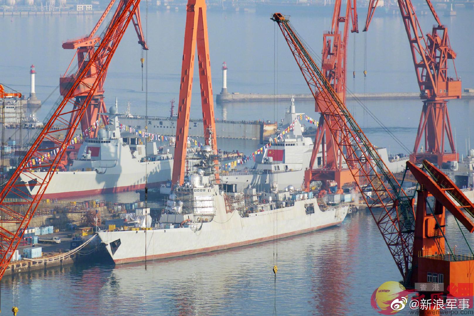现场高清图:大连055和052D双盾舰同时下水