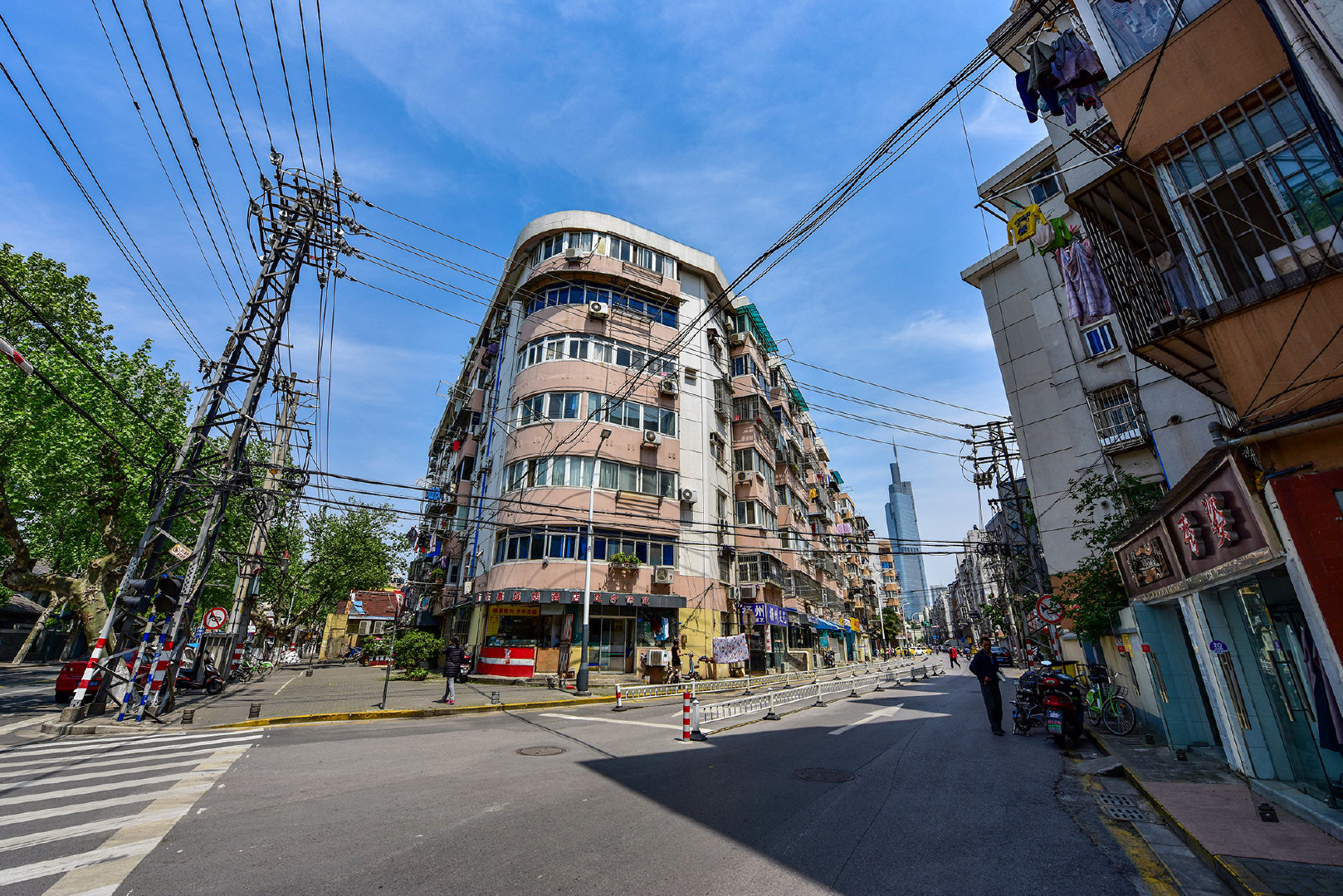 南京西桥,未进行翻修前的凌乱,很有"市井"的感觉