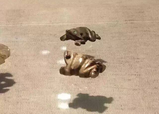 战国中山王墓出土玉器1,透雕夔龙玉佩 2,龙首带钩 3,片雕玉人佣 4,蛙