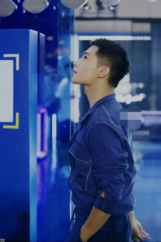 杨洋真是好帅啊换上一套蓝色工体装配上寸头发型man爆了