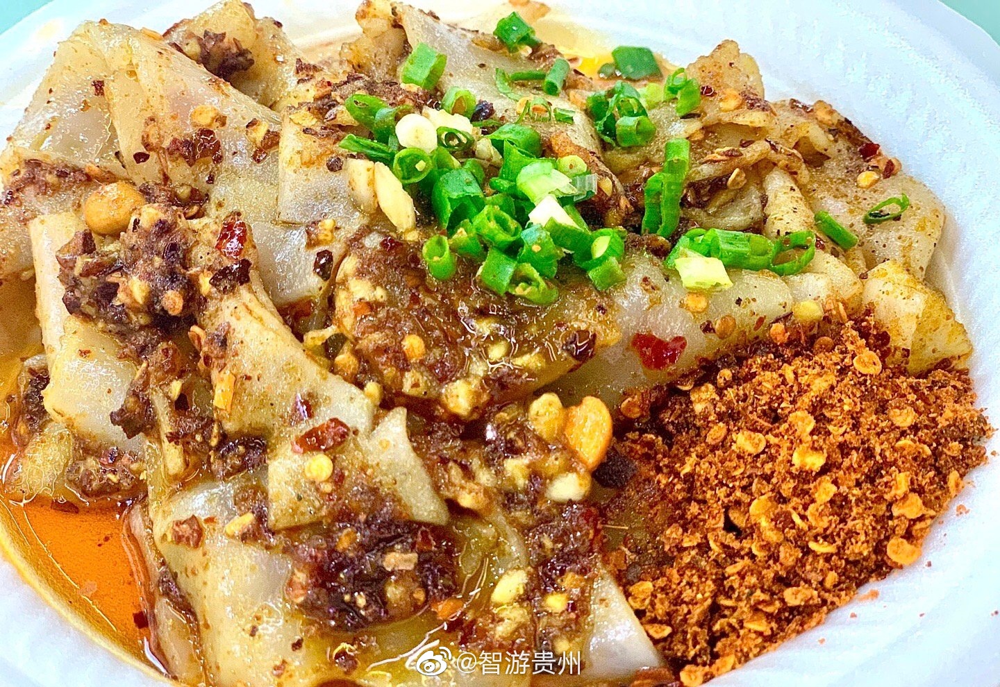 贵阳鸿通城二七路小吃街,这里汇集了不同城市的特色小吃