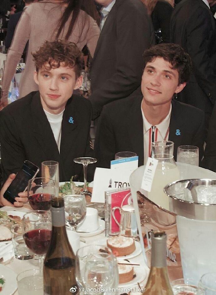 戳爷troyesivan发推文和男朋友三周年啦甜死我了