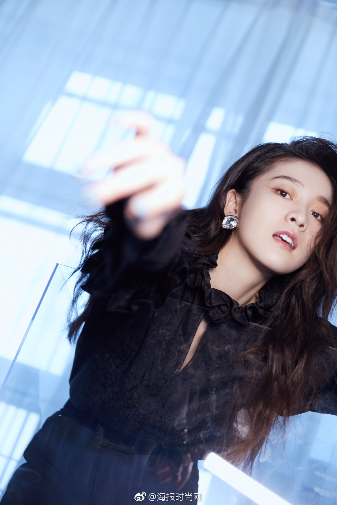 张雪迎sophie身着荷叶边上衣搭配同色系短裤现身品牌活动