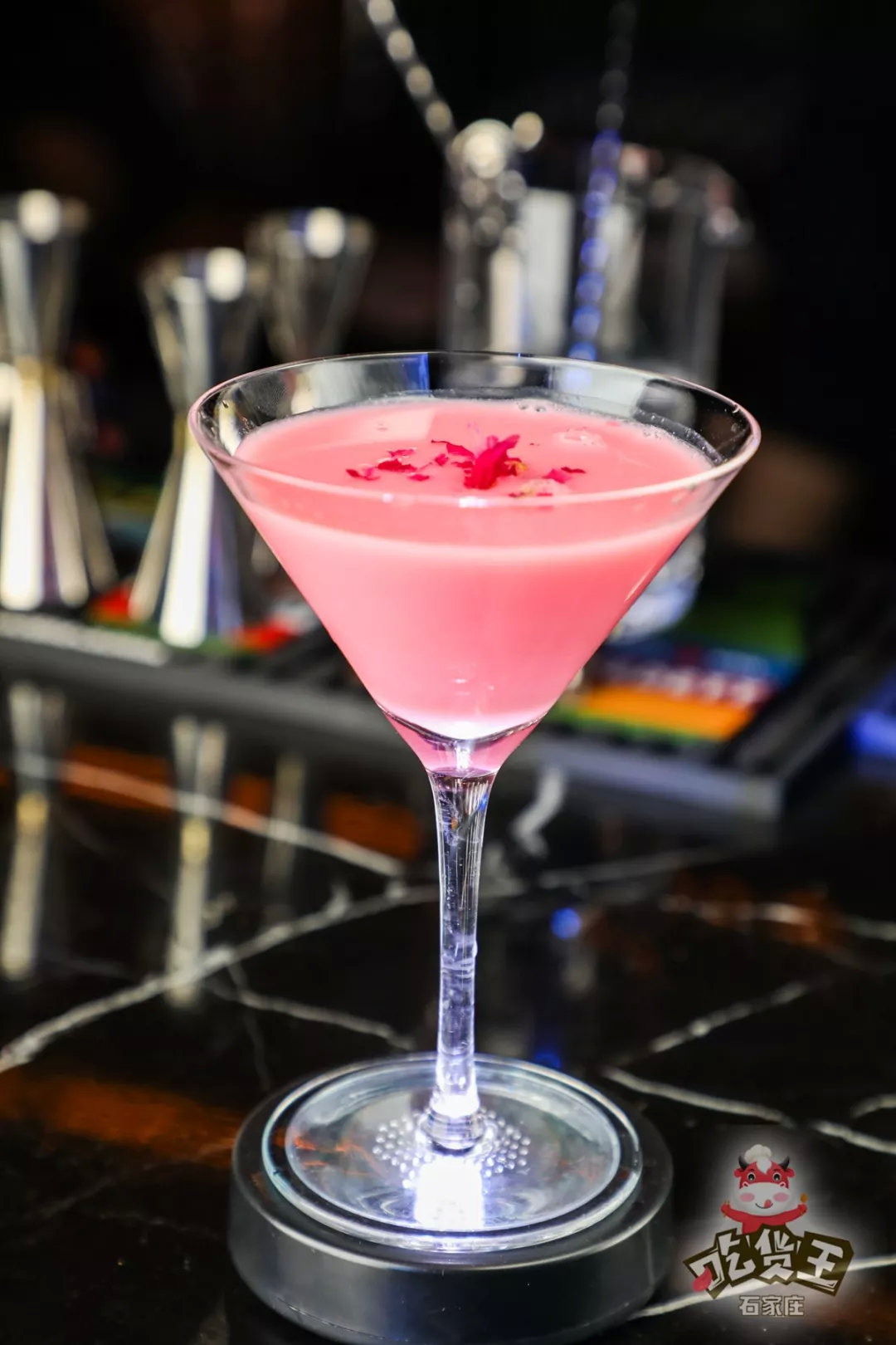 粉色的鸡尾酒象征浪漫的爱情,这杯为小仙女们量身打造的粉红佳人美到