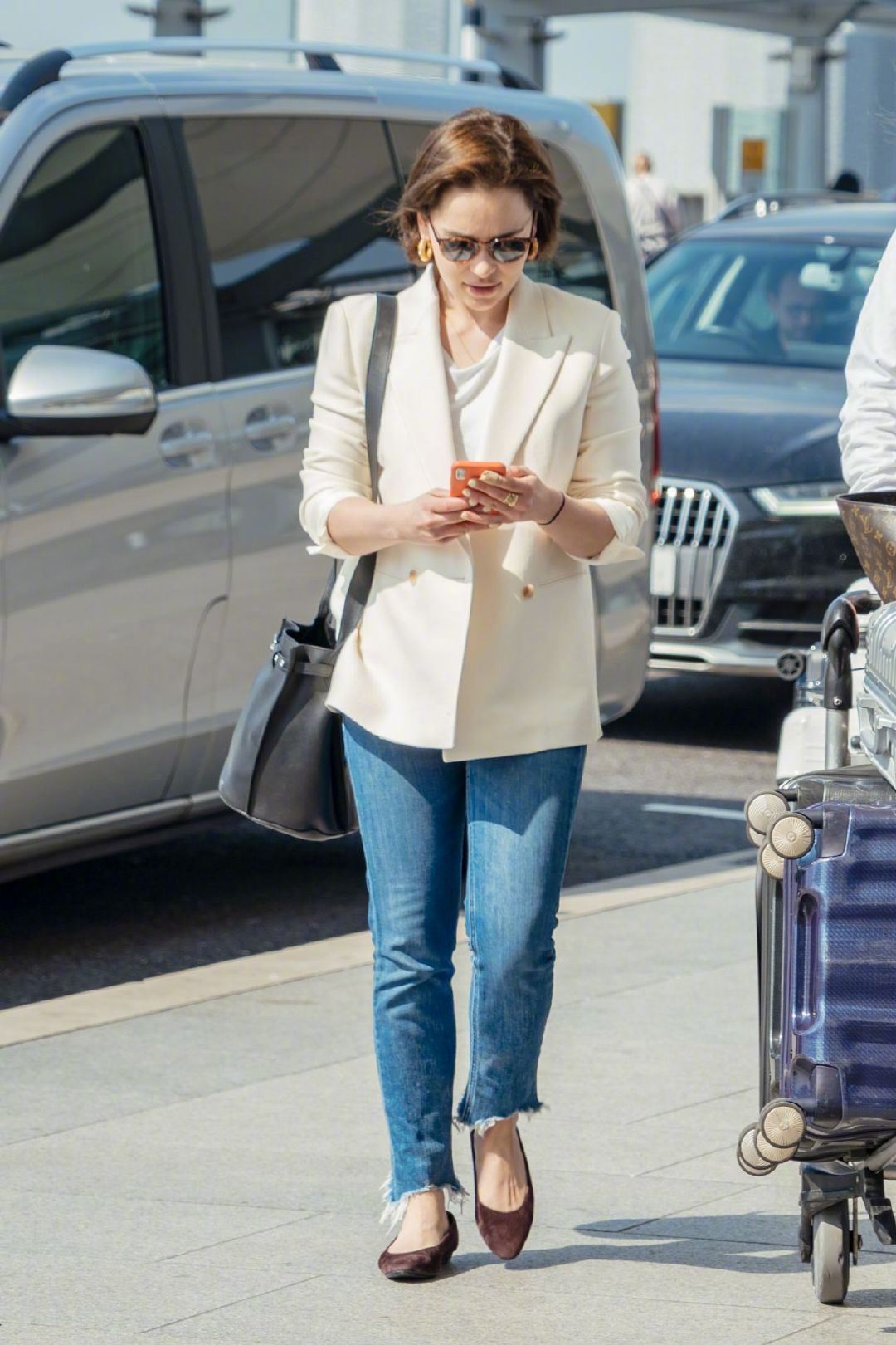 当地时间4月23日龙妈emiliaclarke身穿白西装