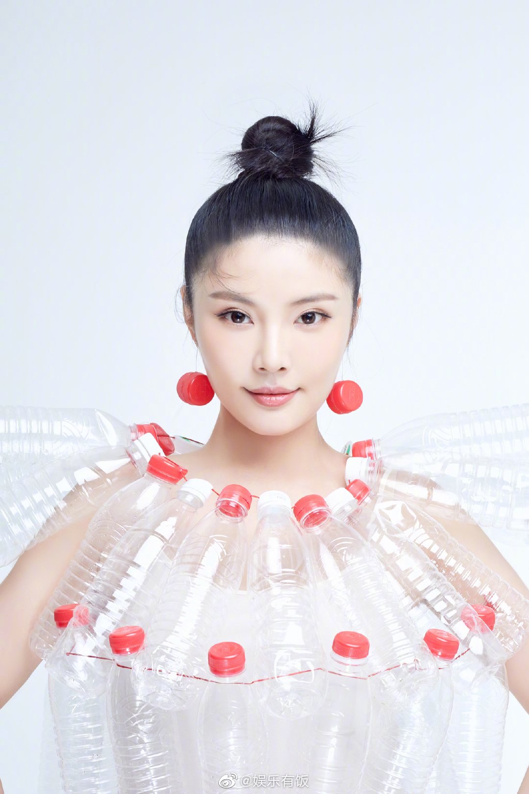 大嫂徐冬冬和吴宣仪都采用矿泉水瓶做穿搭,一个是性感女星,一个是甜美