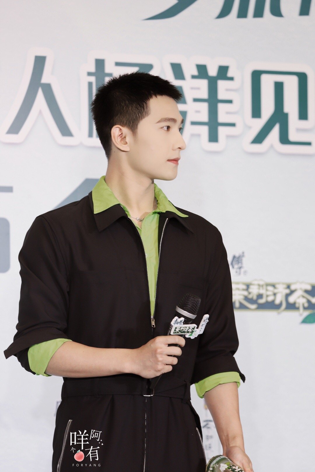 今日份的清新咩|杨洋|荧光绿|连体衣_新浪新闻