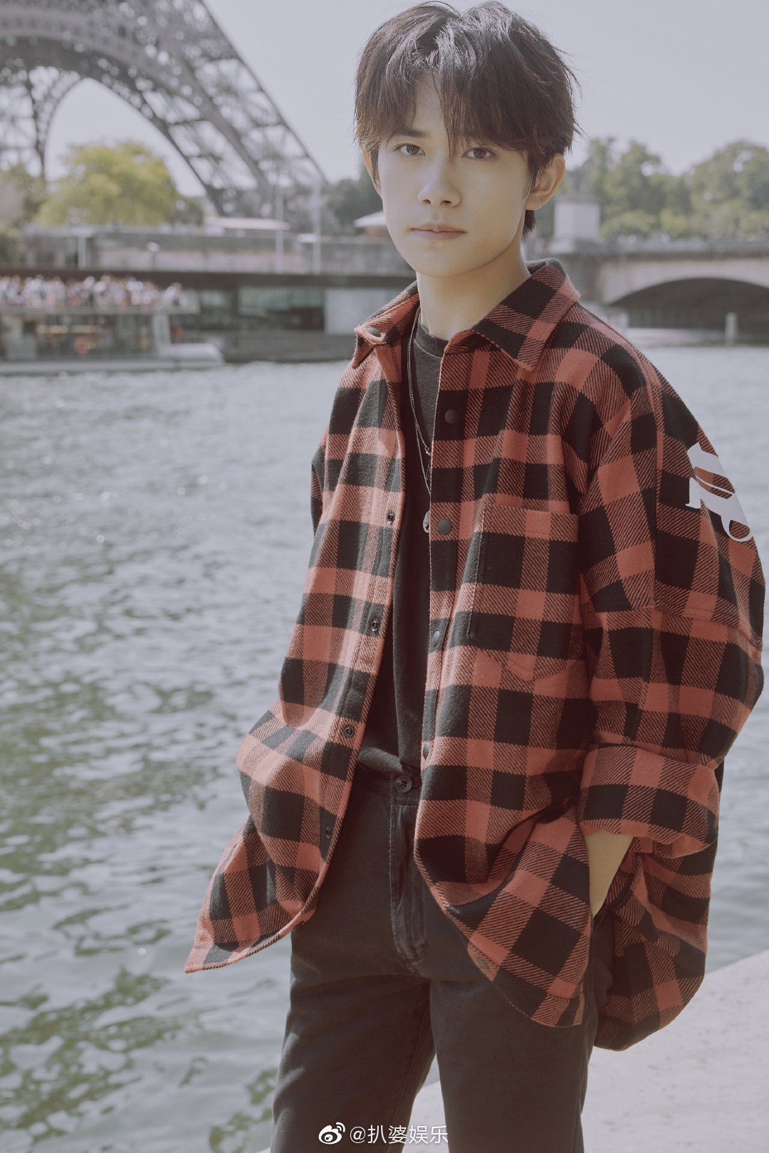 易烊千玺巴黎街拍塞纳河畔左岸的咖啡;我手一杯品尝你的美 @tfboy