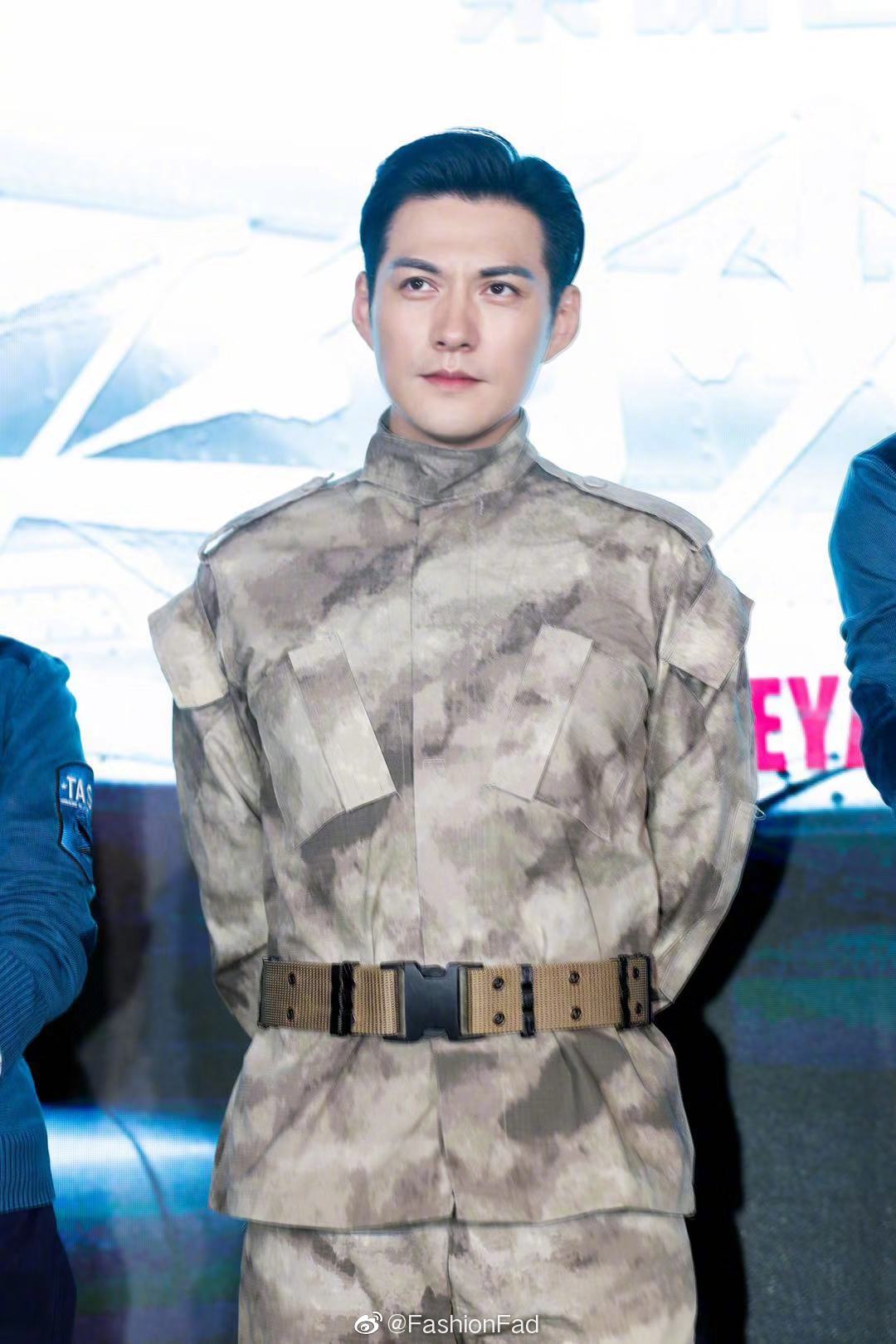 比邪魅一笑还要撩!严屹宽穿迷彩装好man